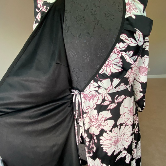 Lulu’s Deep V Floral Wrap Dress Size S - Picture 6 of 8
